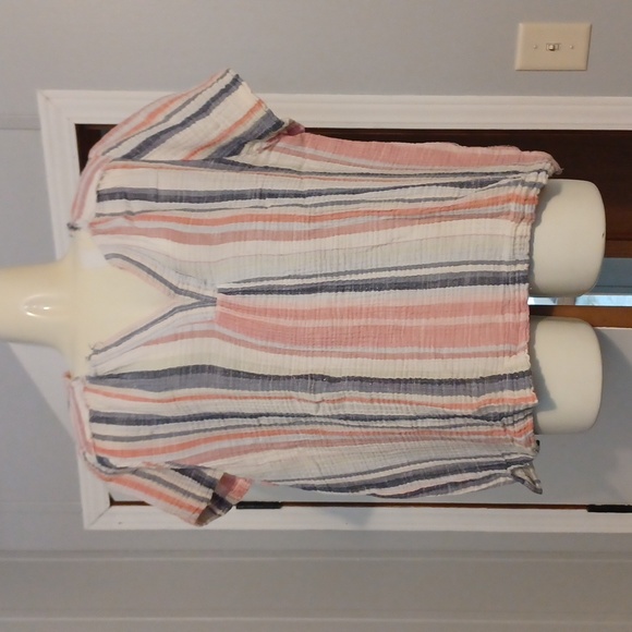 Cute top - Picture 1 of 6